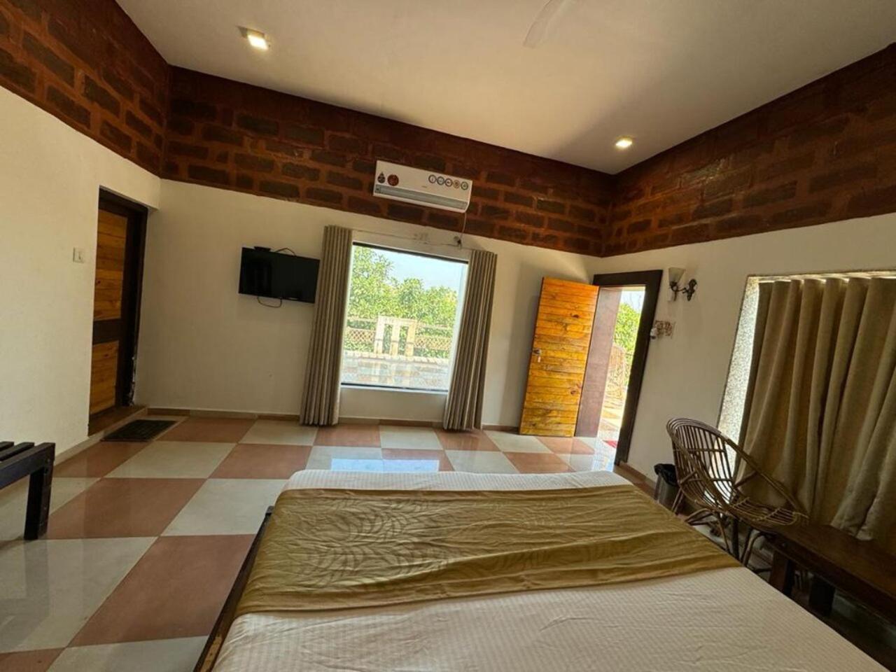 סאסאן גיר Gir Lions Paw Resort With Swimming Pool מראה חיצוני תמונה