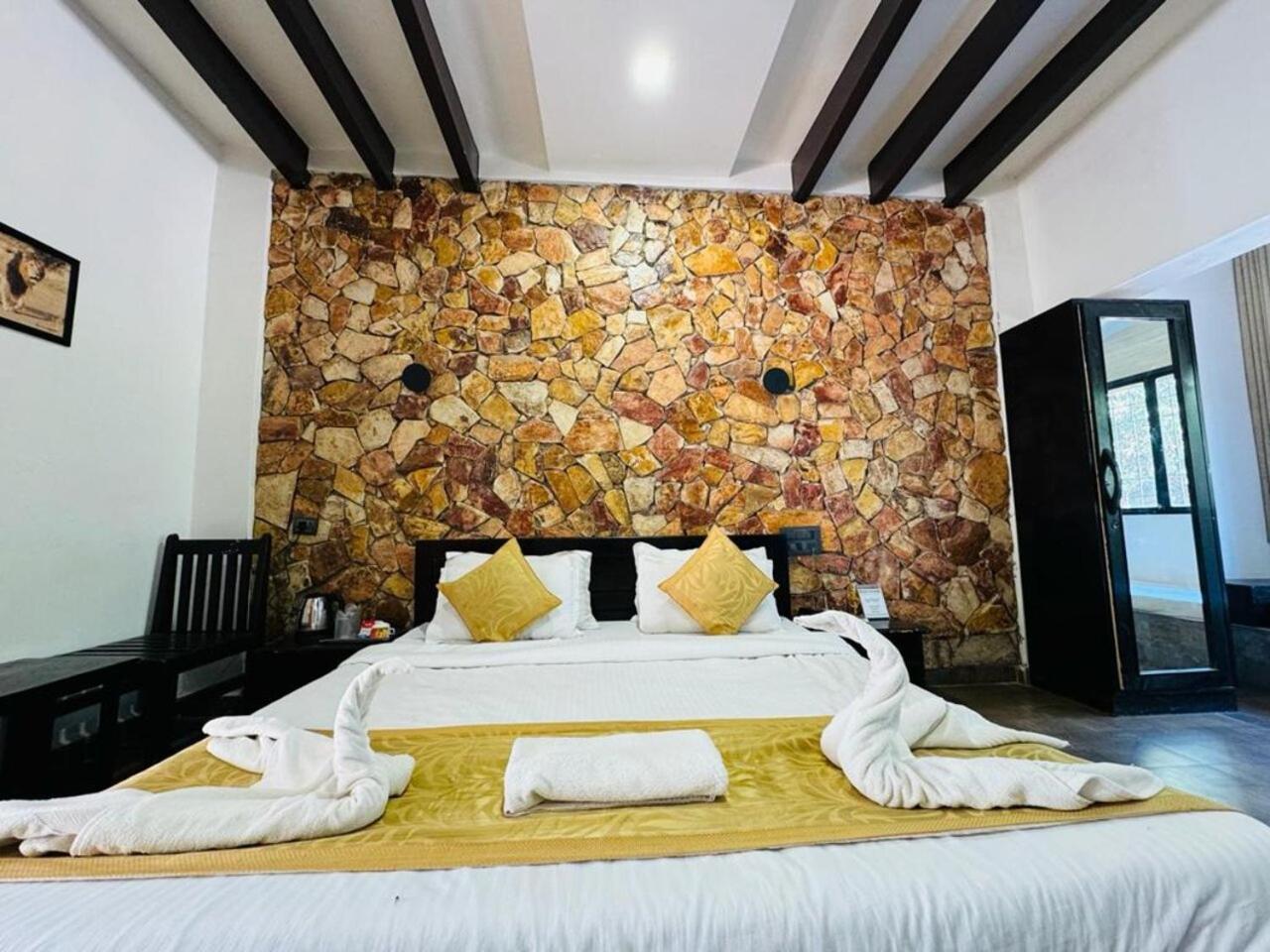 סאסאן גיר Gir Lions Paw Resort With Swimming Pool מראה חיצוני תמונה